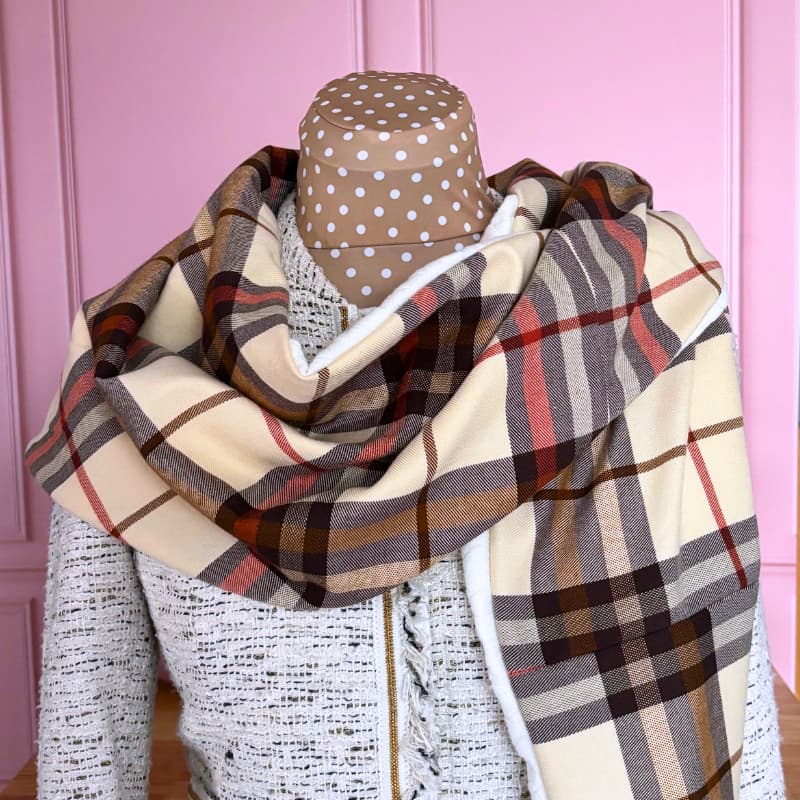 Chèche tartan bordeaux et beige, gros plan sur le drapé autour du cou du mannequin