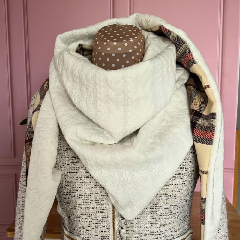 Chèche tartan beige uni sur l’envers, vu de dos sur mannequin