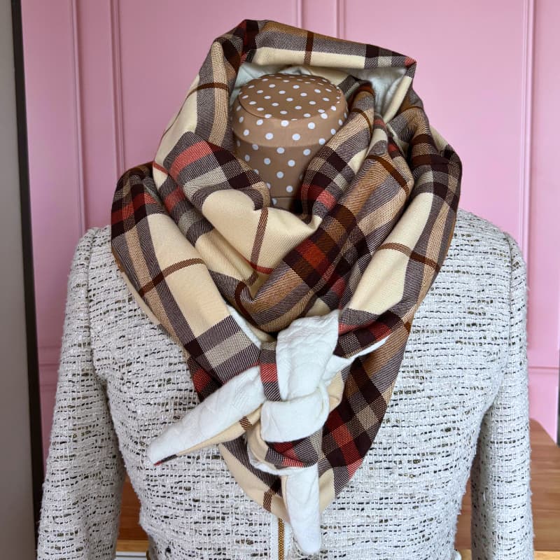 Grand chèche tartan bordeaux et beige sur mannequin, noué autour du cou
