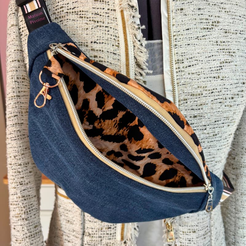 Détail du sac banane Léona Maison Pivoine en jean’s recyclé et viscose léopard, avec doublure imprimée et sangle rayée.