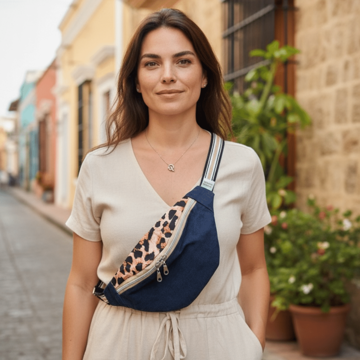 sac banane en jean's avec motif leopard porté par une jeune femme dans une rue latine - créer par maison pivoine