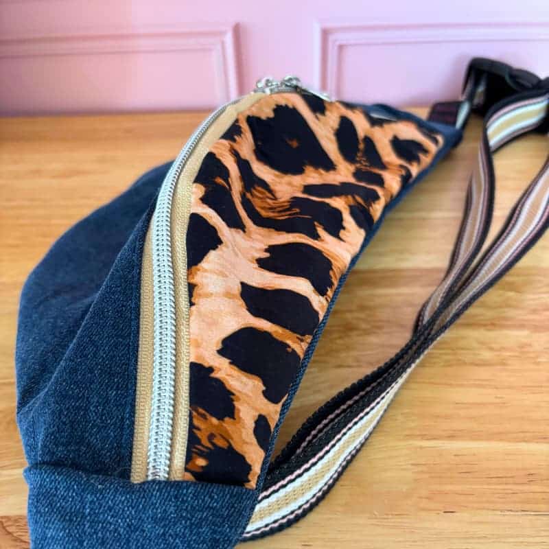 Sac banane femme Maison Pivoine, combinaison de jean’s bleu et tissu léopard, confection artisanale.