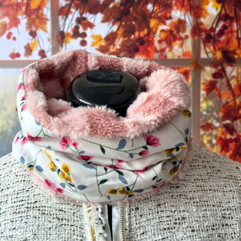our de cou femme artisanal en viscose fleurie et fausse fourrure douce rose, accessoire hiver fait main - Maison Pivoine