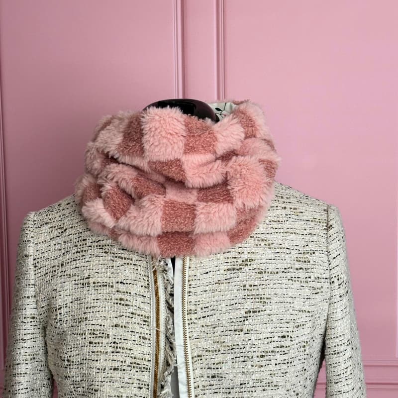 Snood femme damier rose en fausse fourrure et viscose, accessoire artisanal chaud et élégant