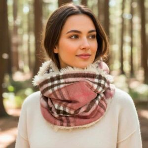 nood écossais rose porté en forêt, une touche féminine et chaleureuse pour l’hiver