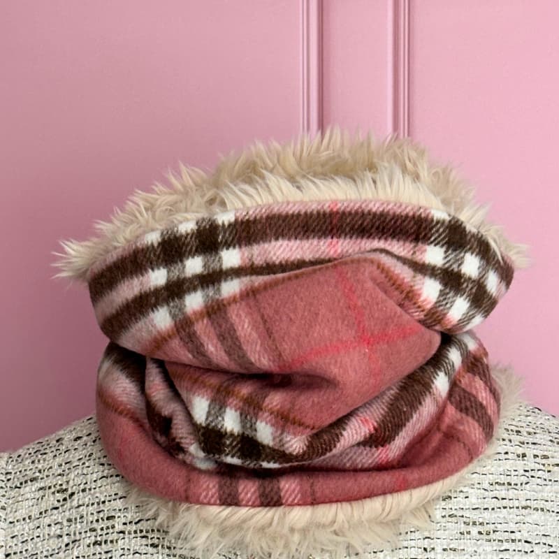 Écharpe snood écossais rose sur mannequin, pièce hivernale douce et raffinée