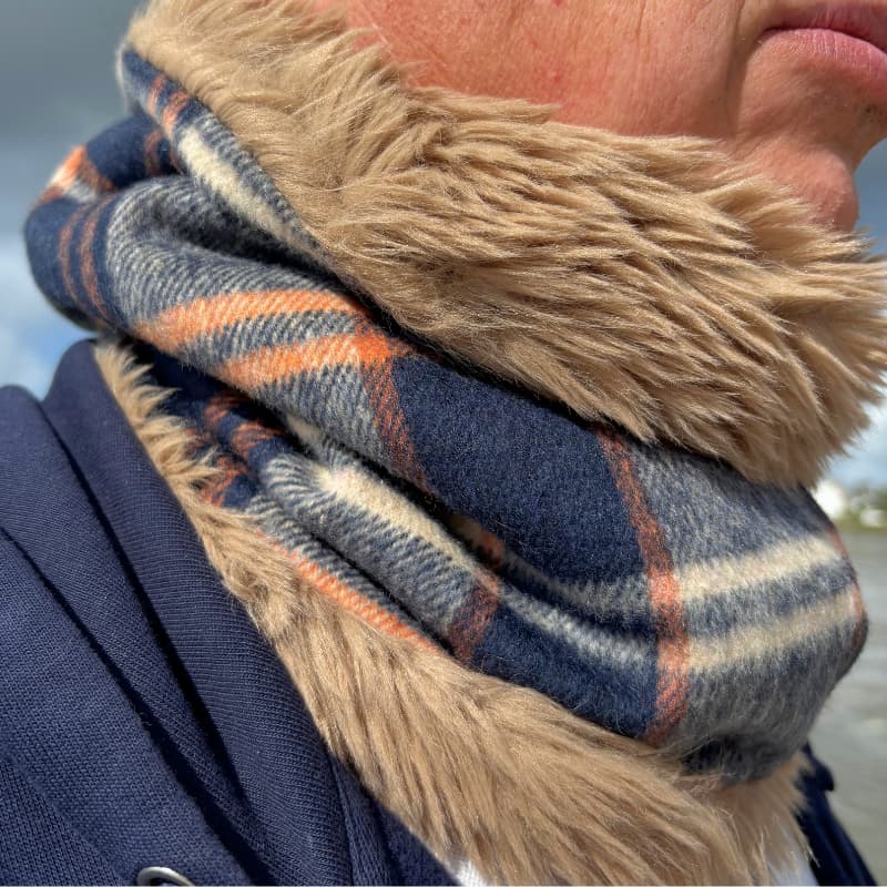 Détail du snood homme bleu marine et camel, texture douce et moelleuse en laine et fausse fourrure, cousu main en Bretagne.