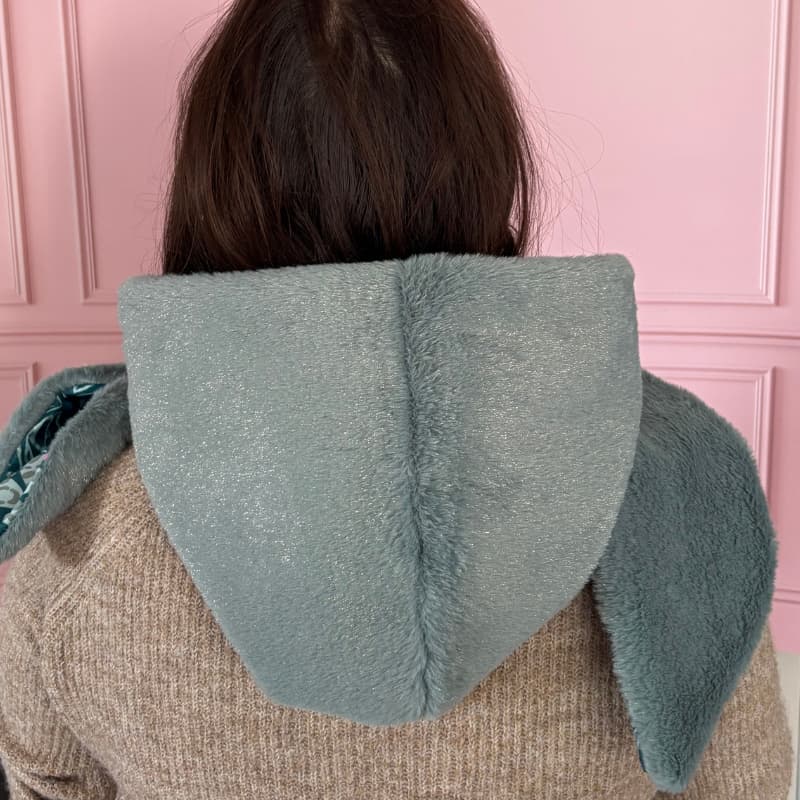 Détail capuche vue arrière en fausse fourrure verte de l'écharpe capuche réversible Nénuphar - fabrication française artisanale