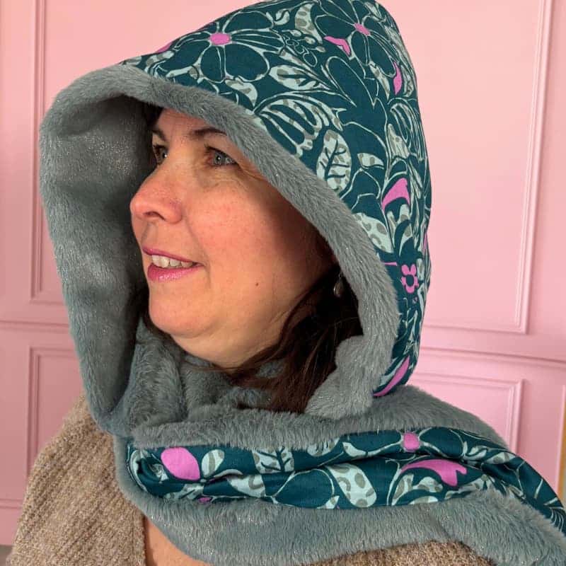 Détail de l'écharpe capuche Nénuphar verte réversible avec tissu floral et fausse fourrure