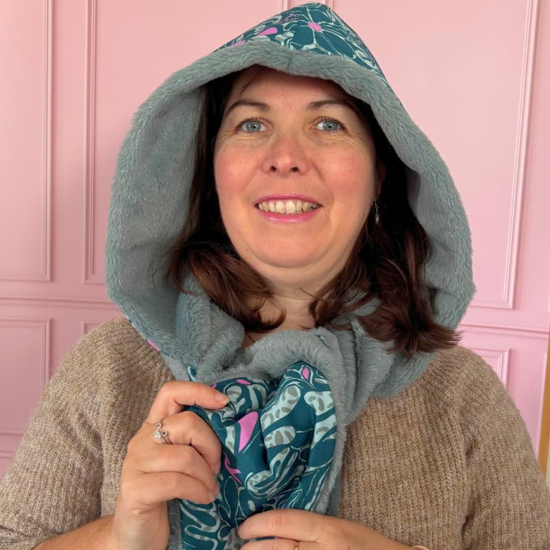 Femme portant une écharpe capuche hiver réversible verte en fausse fourrure douce, capuche relevée - snood capuche fait main