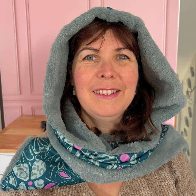 Écharpe capuche verte réversible nouée devant avec capuche relevée, fausse fourrure et viscose - accessoire hiver artisanal