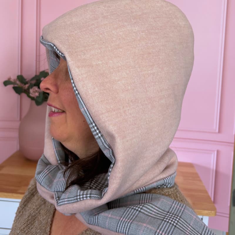 Écharpe capuche réversible rose pâle et tweed portée avec capuche relevée vue de profil - accessoire hiver artisanal français