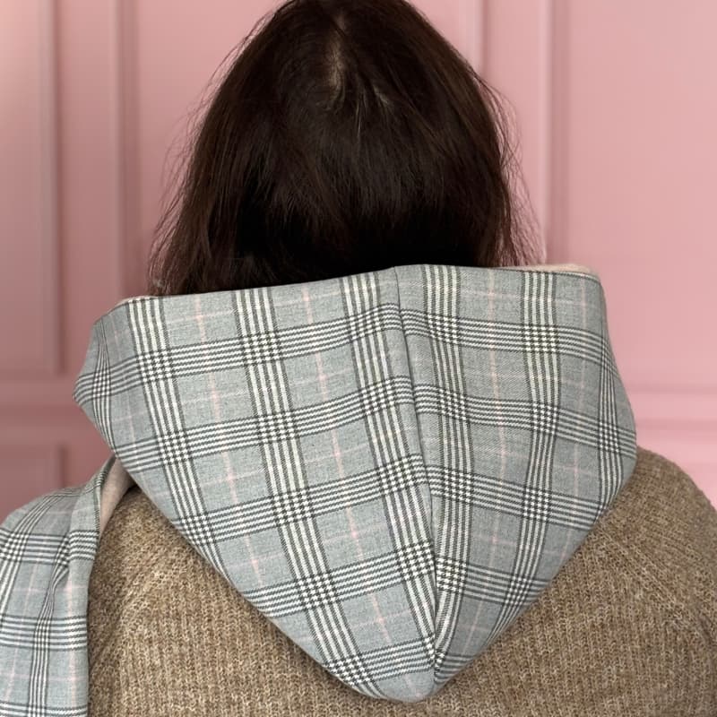 Vue arrière écharpe capuche réversible côté Prince de Galles gris et rose, snood capuche femme fait main - Maison Pivoine