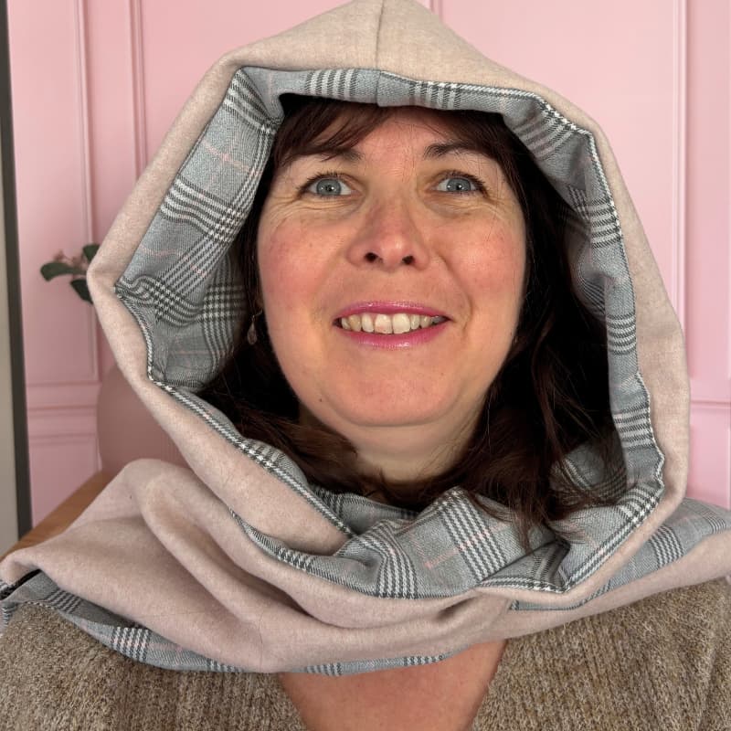 Femme portant écharpe capuche réversible Prince de Galles et rose pâle avec capuche relevée - snood capuche hiver fait main en Bretagne