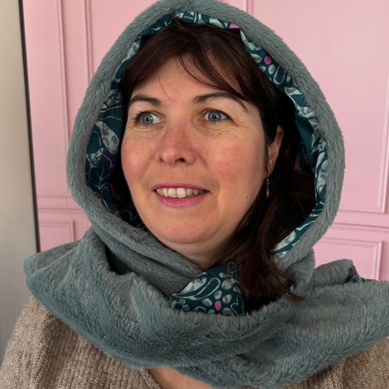 Écharpe capuche réversible verte en fausse fourrure et viscose à motifs, portée avec capuche relevée - création artisanale Maison Pivoine