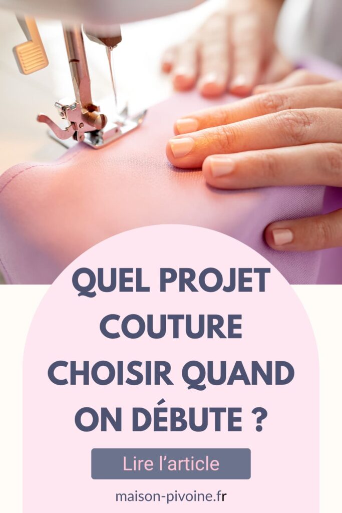 projet-couture-debutant Mains guidant du tissu rose sous le pied presseur d'une machine à coudre, premier projet couture débutant