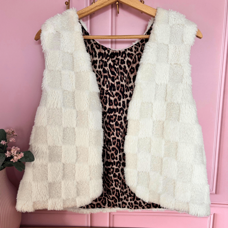 Gilet de berger femme sur un cintre - fabriqué à quimperlé