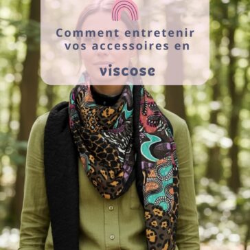 Femme portant un grand foulard en viscose coloré dans un sous-bois, avec le texte “Guide d’entretien – Comment entretenir vos accessoires en viscose – [maison-pivoine.fr](http://maison-pivoine.fr)”.