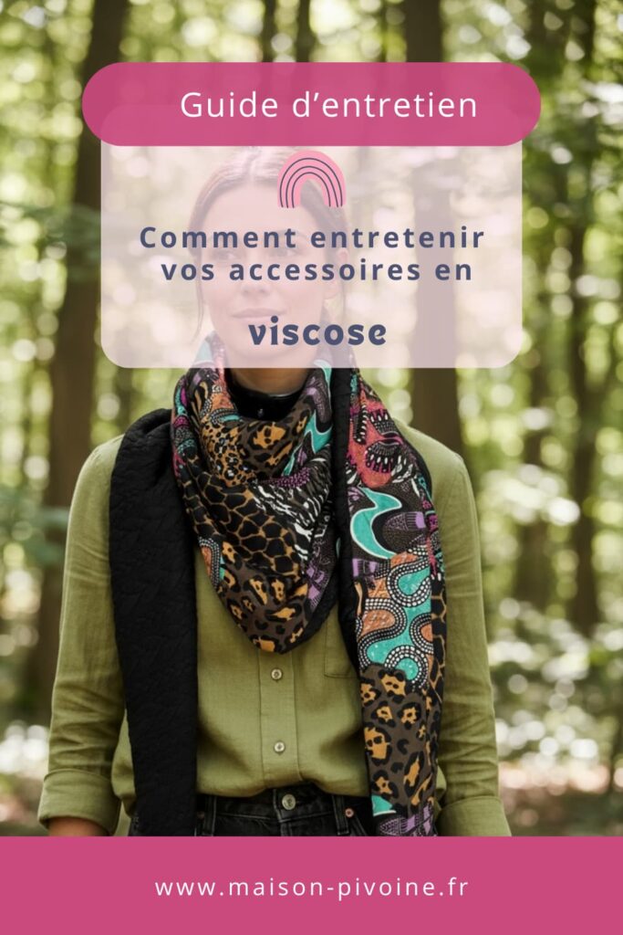 Femme portant un grand foulard en viscose coloré dans un sous-bois, avec le texte “Guide d’entretien – Comment entretenir vos accessoires en viscose – [maison-pivoine.fr](http://maison-pivoine.fr)”.