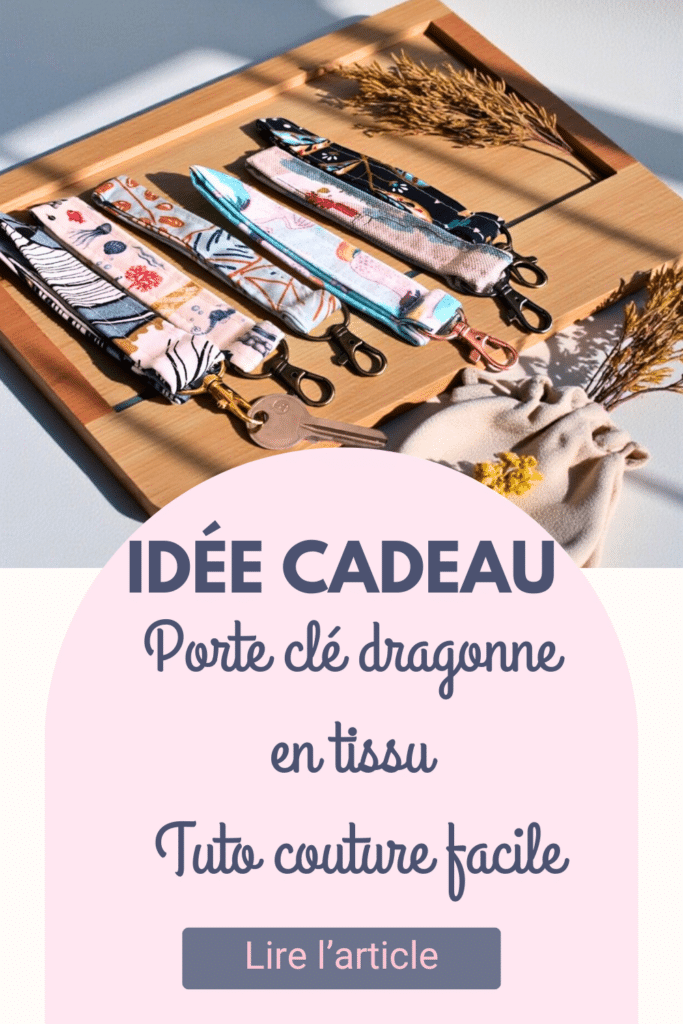 Idée cadeau couture : porte-clés dragonne en tissu cousus main, aux motifs variés, disposés sur une planche en bois avec une ambiance douce et naturelle. Tutoriel couture facile proposé par Maison Pivoine.