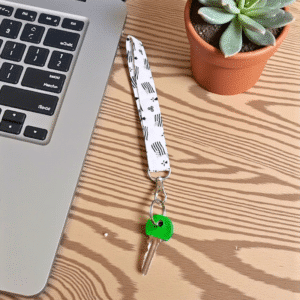 porte clé dragonne avec une clé verte posée sur un bureau - Maison Pivoine