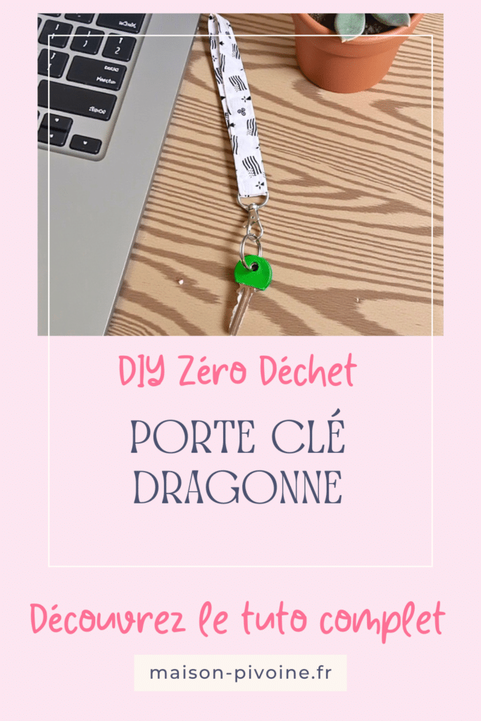 DIY zéro déchet : porte-clé dragonne cousu main en tissu, avec mousqueton et clé verte, posé sur un bureau en bois à côté d’un ordinateur et d’une plante. Tutoriel couture facile proposé par Maison Pivoine.