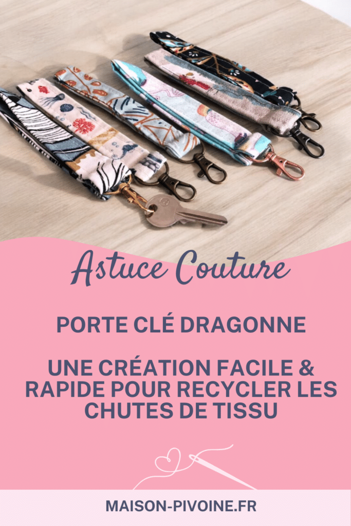 Astuce couture : porte-clés dragonne en tissu cousus main, alignés sur une table en bois, avec différents motifs et mousquetons. Création facile et rapide pour recycler les chutes de tissu, proposée par Maison Pivoine.