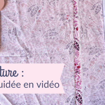 Vue de dessus d'un plan de travail de couture présentant les pièces d'un patron papier pour le « Sac cabas Capucine ». Les pièces blanches, maintenues sur un tissu rose à motifs par de gros boutons roses faisant office de poids, indiquent les instructions de coupe : « Corps de sac A » et « Bande centrale C ». Une bannière rose en bas à gauche affiche le texte : « Patron de couture : le plaisir de coudre, guidée en vidéo