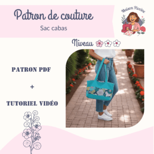 Maison Pivoine Une femme en jean bleu et baskets blanches porte un sac cabas bleu à fleurs. Découvrez le Patron sac cabas Capucine - Tuto vidéo, un patron PDF de niveau intermédiaire et un tutoriel vidéo pour coudre votre propre sac fourre-tout élégant. Fait main en Bretagne