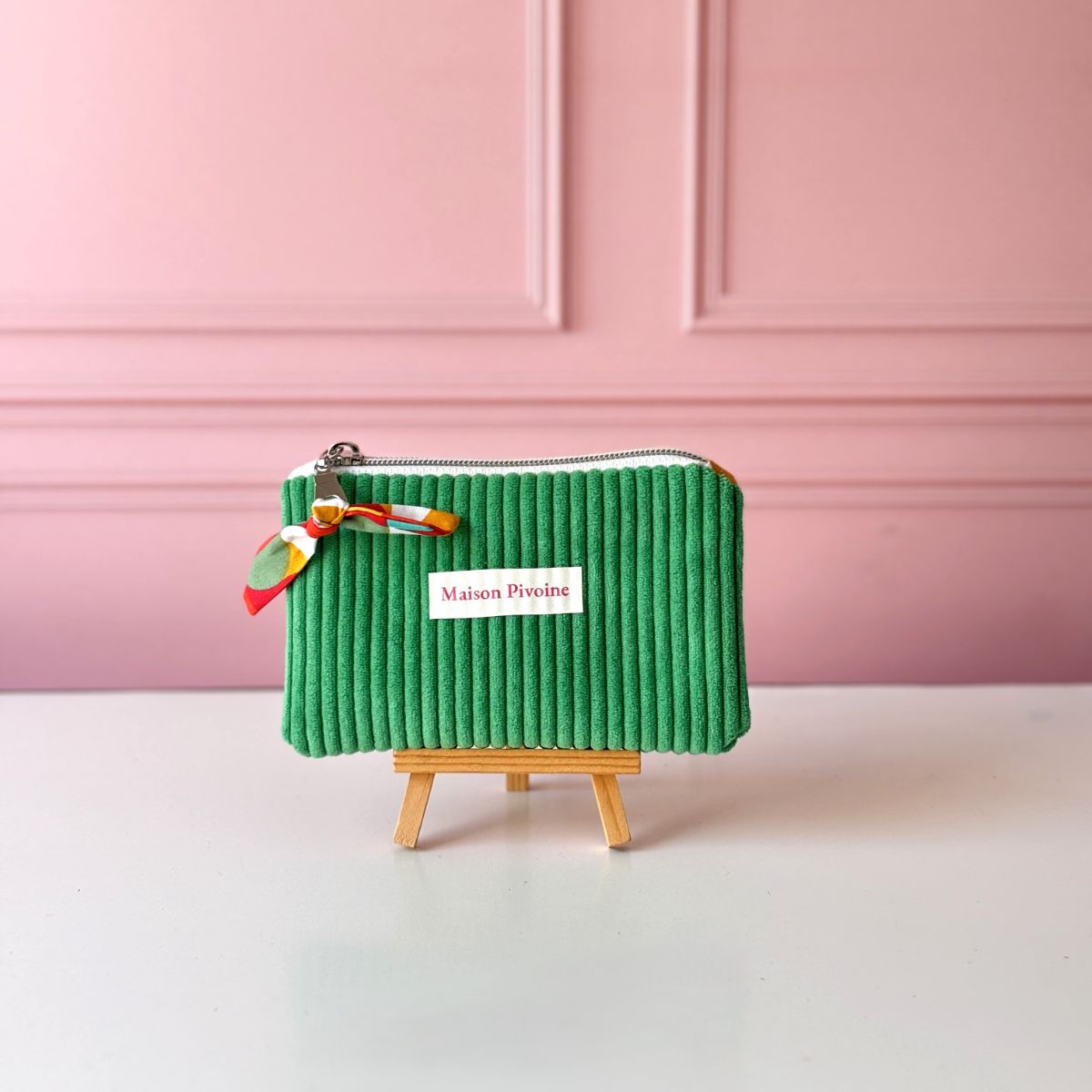 Porte-monnaie en velours côtelé vert de face, fait main en Bretagne, étiquette Maison Pivoine