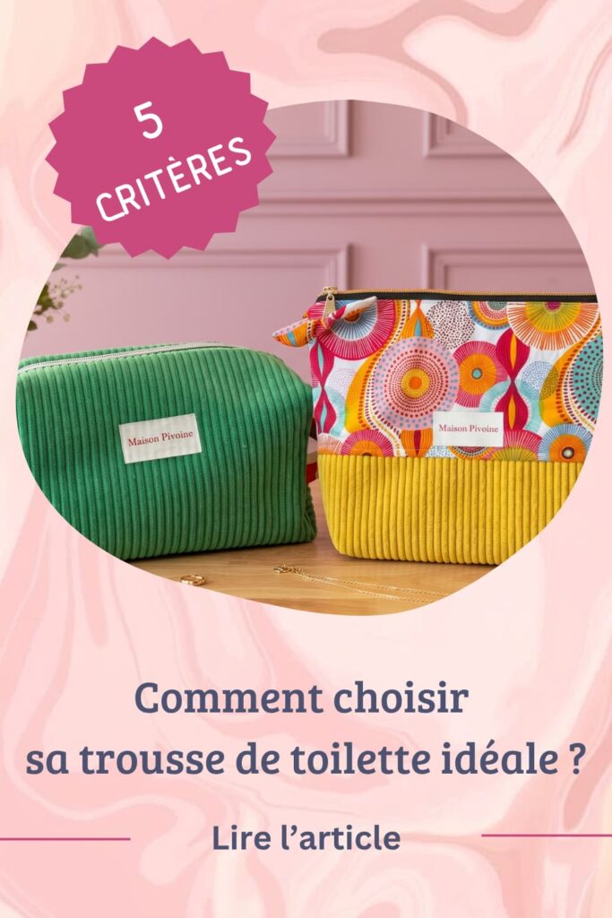 Deux trousses de toilette Maison Pivoine posées côte à côte sur un fond clair : une trousse rectangulaire en velours côtelé vert et une trousse pochette “Lilas” en coton fleuri avec base en velours, ambiance douce et lumineuse.