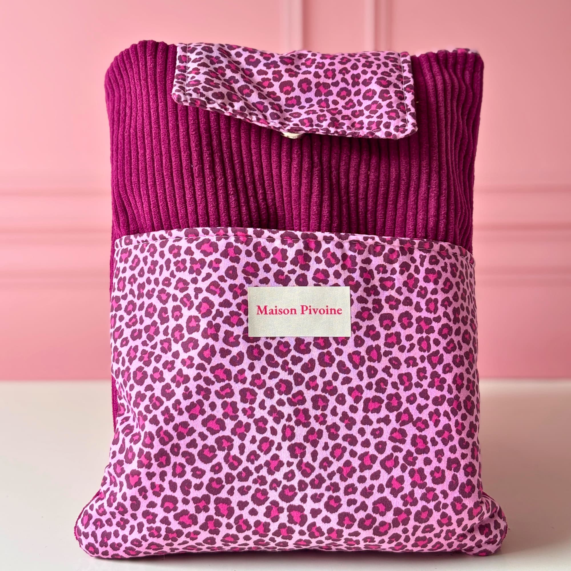 housse de roman couleur aubergine avec un imprimé léopard rose